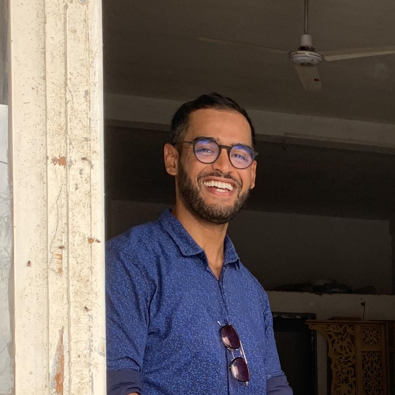 Ein junger Mann in Tunesien, der in die Kamera lacht