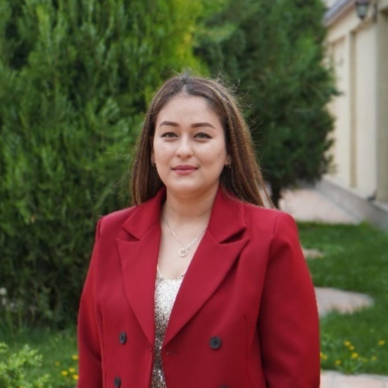 Eine junge Frau in Usbekistan, die nachdenklich in die Kamera schaut